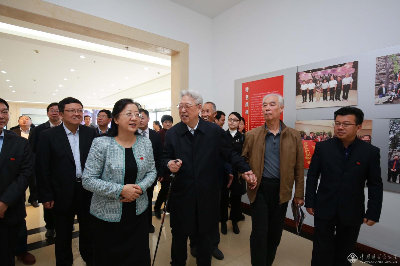 杨贵老书记在林州摄影图片展近日展出