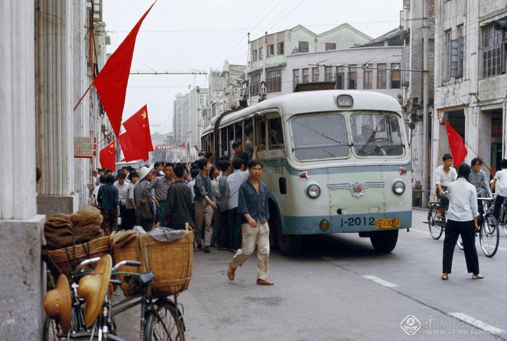 阿德里亚诺·马达罗  编号：1-01；图片说明：1976 年 5 月 4 日，广州 中心大街的一个拥挤的公共汽车站 (复制).jpg