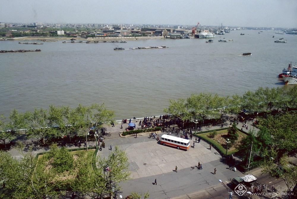 阿德里亚诺·马达罗  编号：1-03；图片说明：1979 年春，上海，从外滩边和平饭店窗户望出去景 (复制).jpg