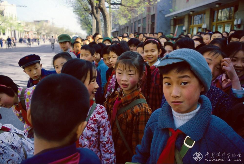 阿德里亚诺·马达罗  编号：1-05；图片说明：北京，西单北大街，学生们在等候校车 (复制).jpg