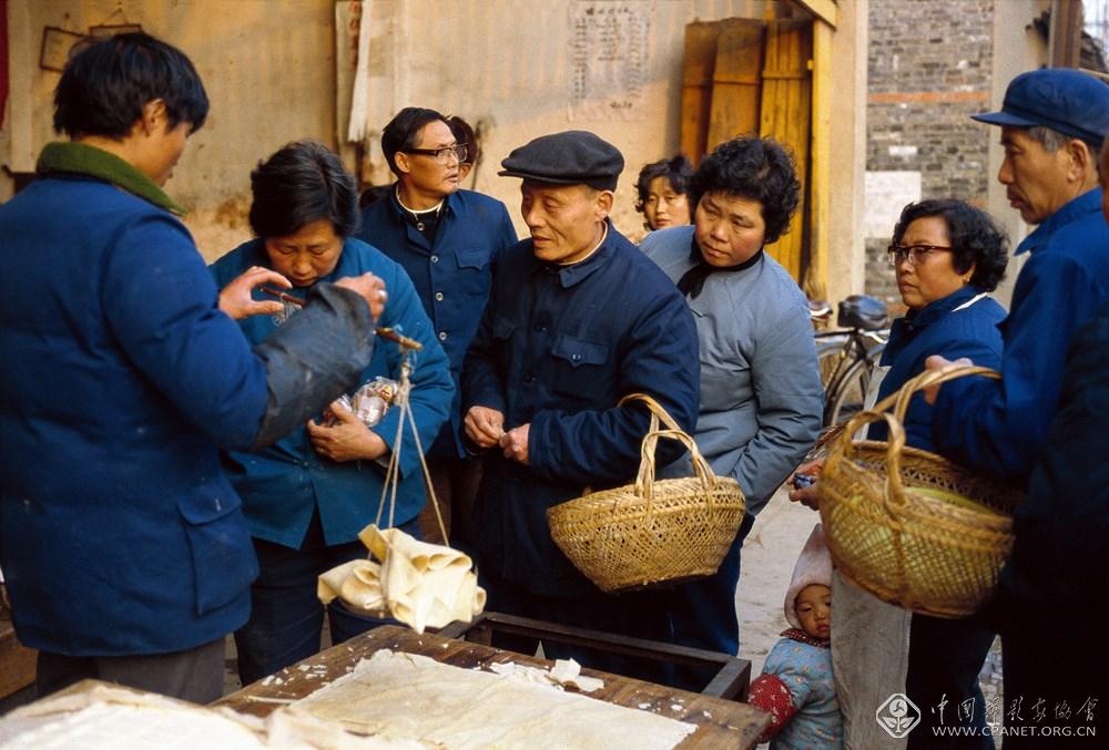 阿德里亚诺·马达罗  编号：1-14；图片说明：扬州 老人们在街角买东西 (复制).jpg