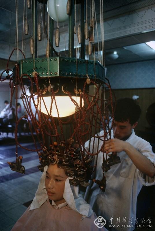 布鲁诺·巴贝  编号：3-02；图片说明：1980 上海 女人在美容烫卷发 (复制).jpg
