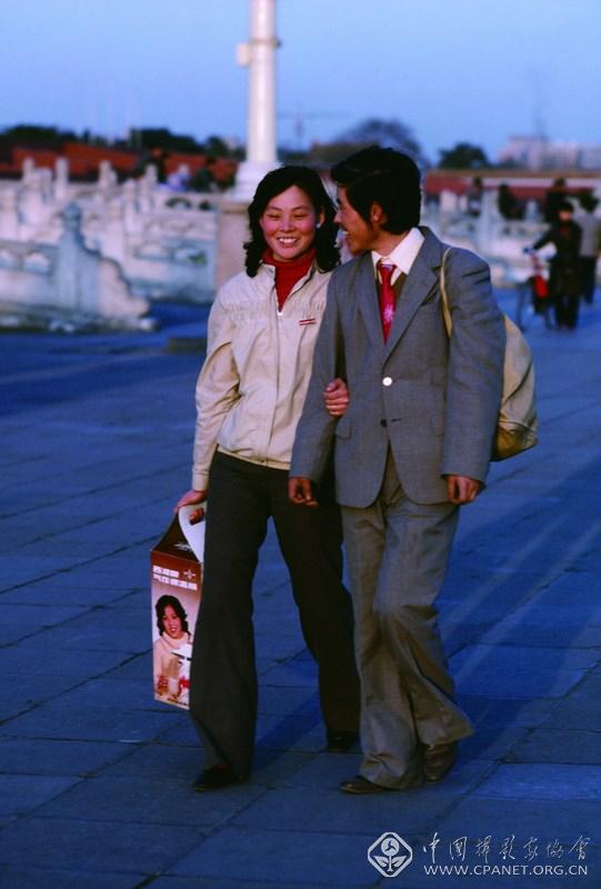阎雷  编号：4-05；图片说明：1986年天安门广场上一对恋人 (复制).jpg