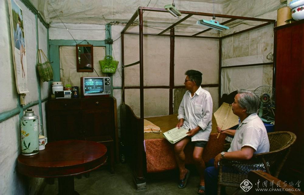 阎雷  编号：4-08；图片说明：1987年四川成都，看电视学习电工技术 (复制).jpg