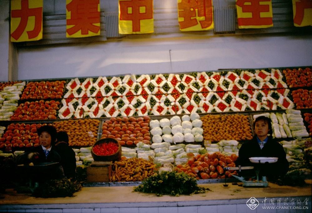 伊芙·阿诺德  编号：5-03；图片说明：1979 北京 超市 (复制).jpg
