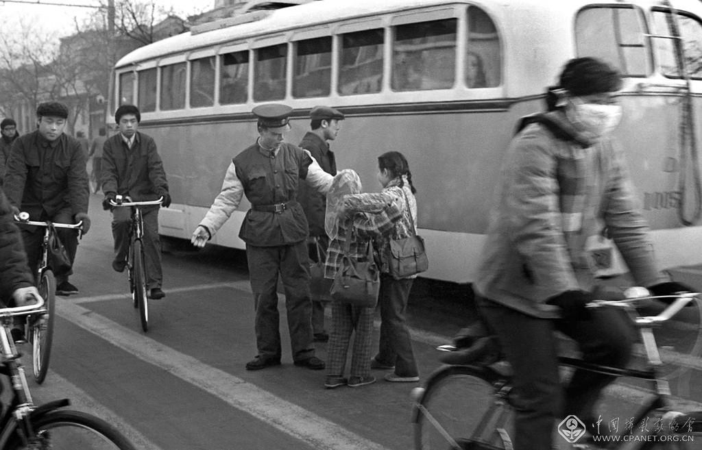 刘英毅-1980年东四北大街，交警护送小学生过马路。刘英毅摄影.jpg