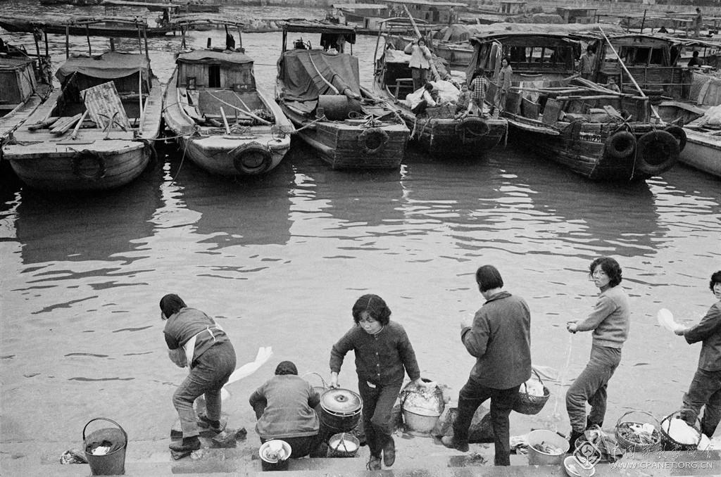 刘世昭-江苏省 无锡市 生活在运河边的人们（1982年 刘世昭摄影）.jpg