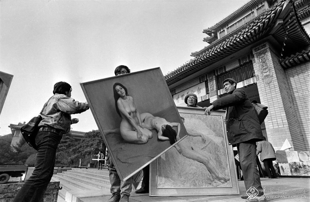 贾国荣-1988年初冬的北京，中国首次人体艺术油画大展在美术馆举办，轰动社会各界。（贾国荣 摄影）.jpg