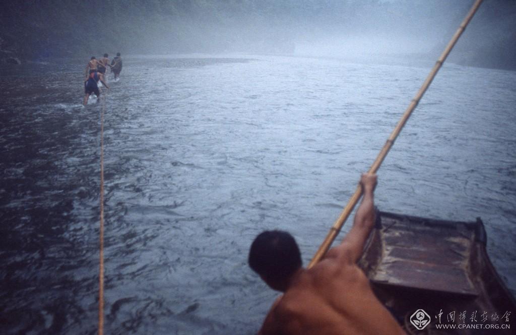 肖萱安-1987年拍摄.巴东龙船河这一段因没有通公路所以是进出唯一的通道.jpg