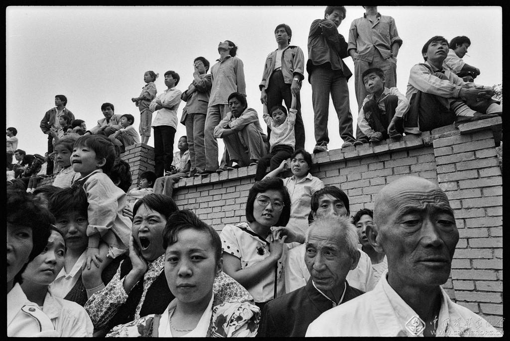 潘科《故都》---郊区看热闹的老百姓     西安 1990.jpg