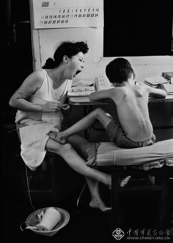 田鸣《陪读》1991年夏，南京，夏夜里陪孩子读书的母亲。13913914321.jpg