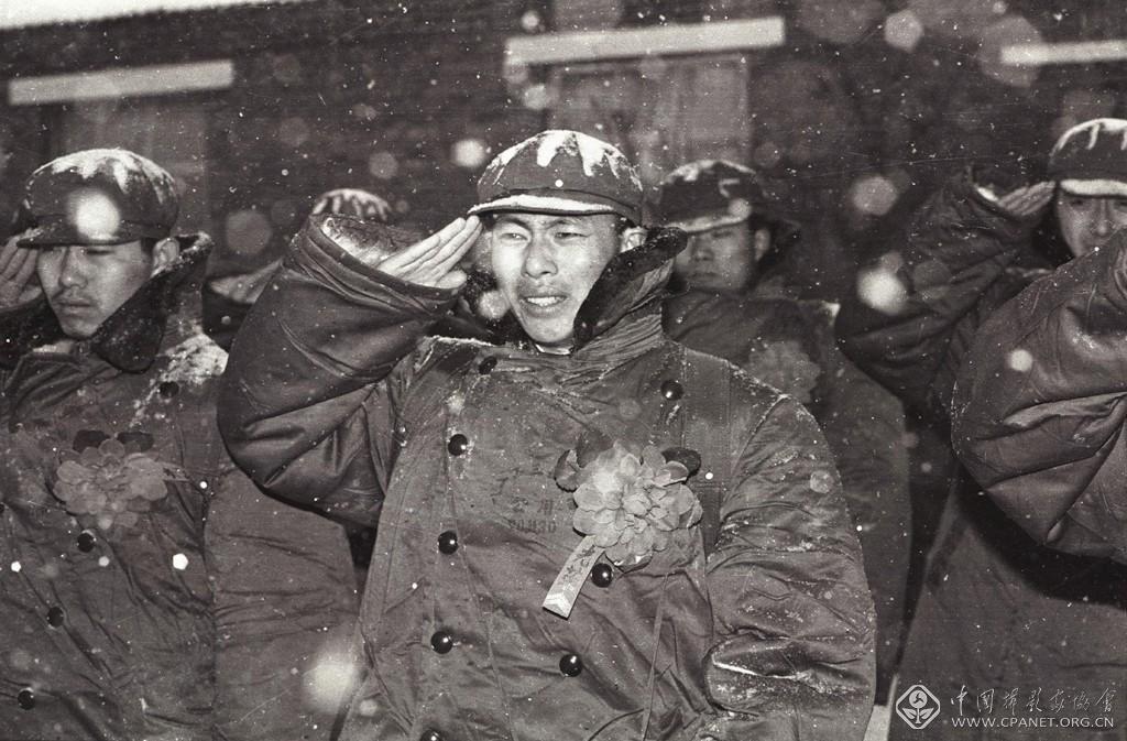 李刚-最后的军礼。1992年1月15日，沈阳军区某部300余名服满现役的老兵复员，离队登车前，他们庄严地向老连队行了最后一个军礼。 新华社记者李刚摄.jpg