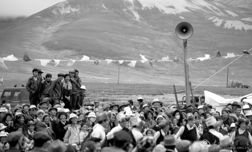 刘鲁豫摄影《高原赞歌》，1994年西藏那曲赛马会.jpg