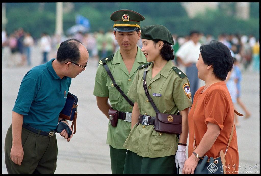 卢北峰--1995年8月，北京天安门广场，女巡警上岗.jpg