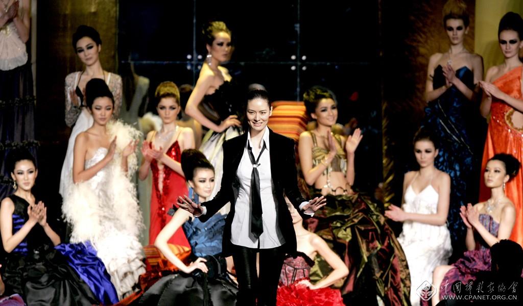 陈建力-2005-11，北京，时装设计师马艳丽与模特.jpg
