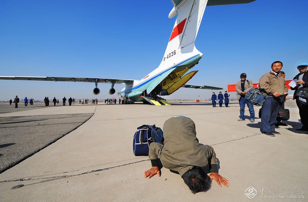 沈玲！—2  2011年3月4日上午，中国空军执行利比亚撤离行动的四架伊尔—76大型运输机降落在北京南苑机场，)副本.jpg