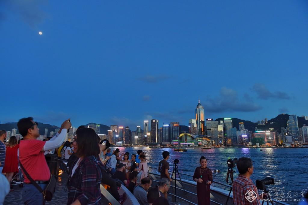秦晴-图一：2017年6月7日傍晚，游客们在香港维多利亚港尖沙咀观光平台留影。.jpg