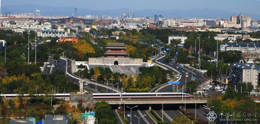 原瑞伦2017年秋天，复兴号——中国标准高铁列车飞驰在北京永定门大桥。摄影原瑞伦1副本.jpg