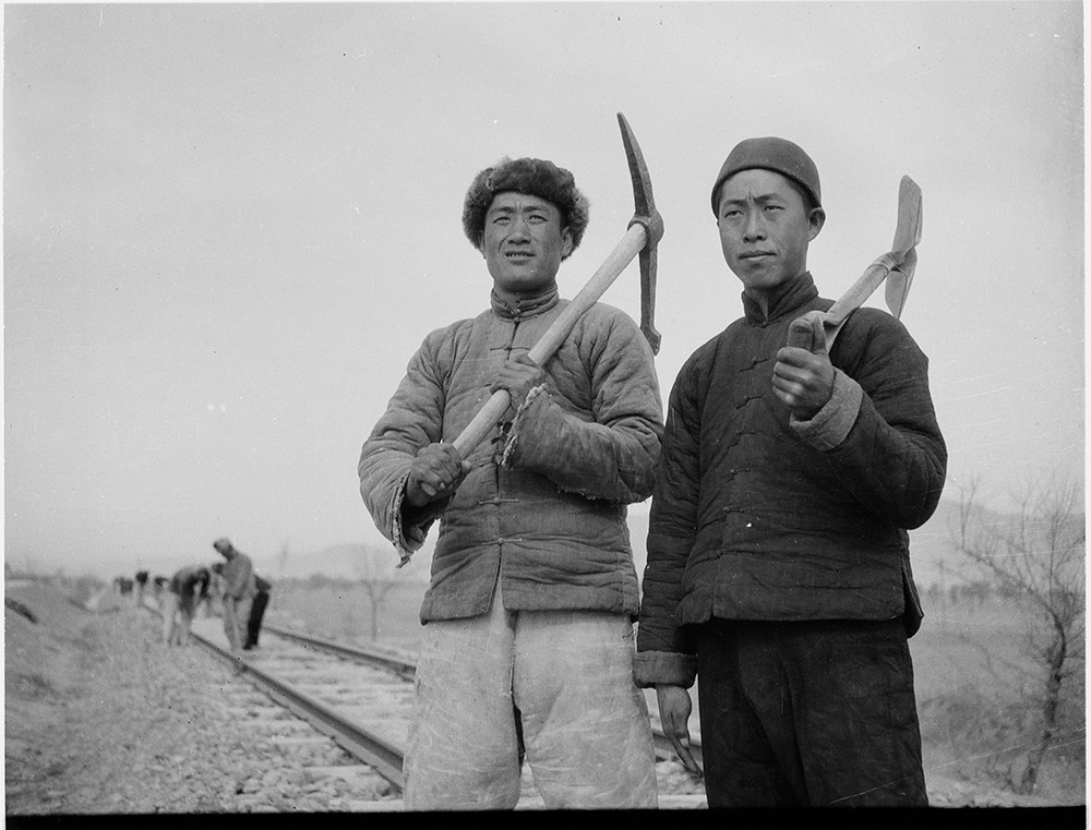 平绥铁路的修路模范工人,河北张家口,1945 石少华.jpg