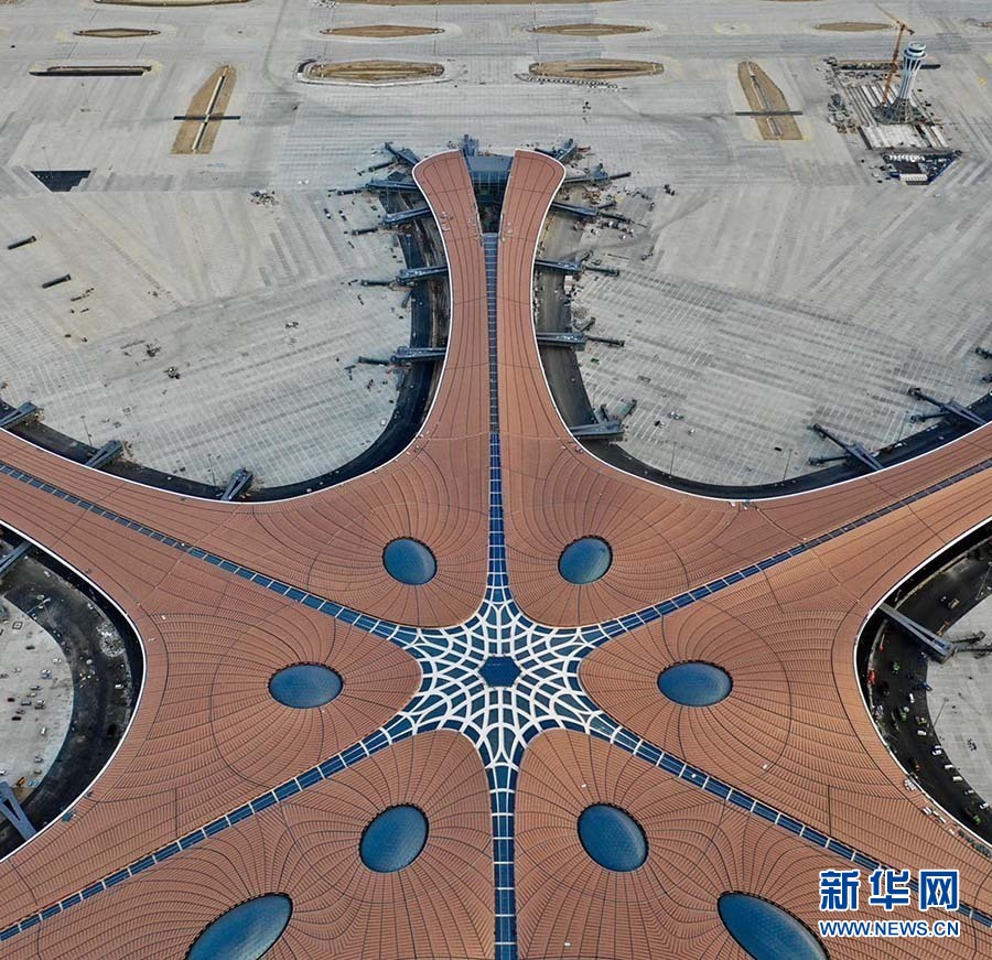 摄影师航拍大兴机场 俯瞰"三纵一横"跑道壮观