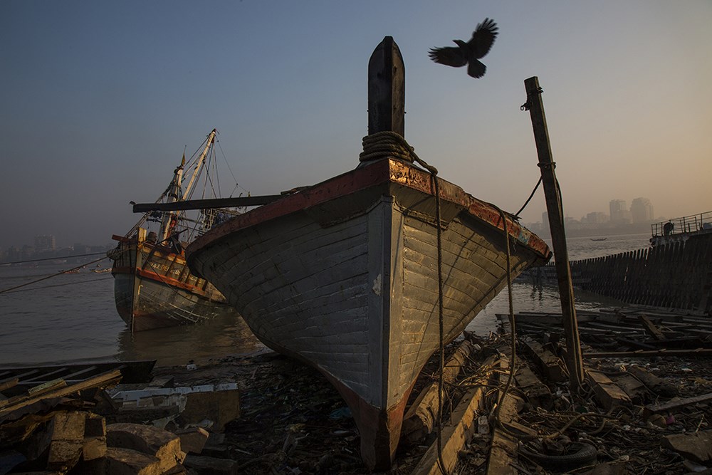 日常-时间的旷野 | Nyan Zay Htet：《旧船上的劳作者》