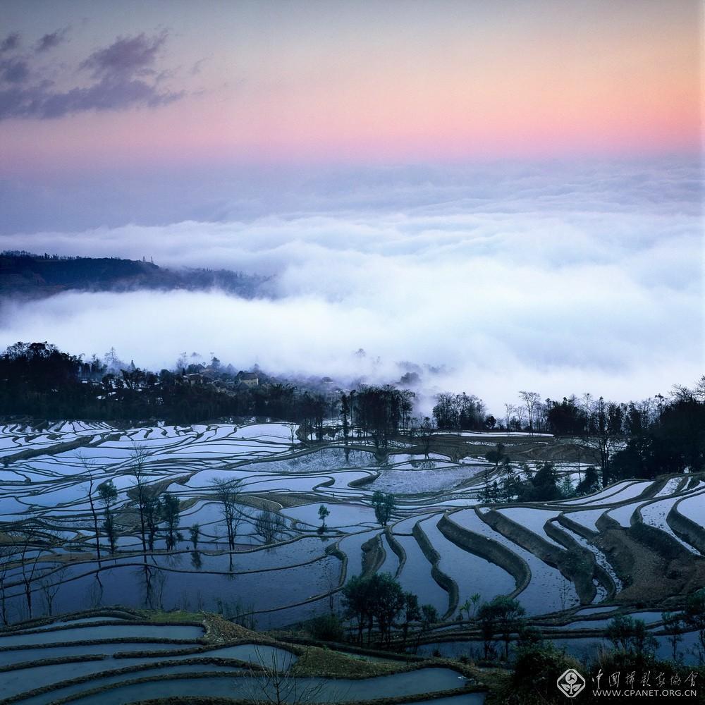 雾锁蘑菇房，箐口，1997 年 李建惠 摄.jpg