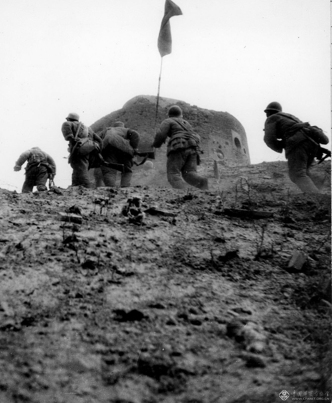 1949年,红旗插上太原城.郝建国摄