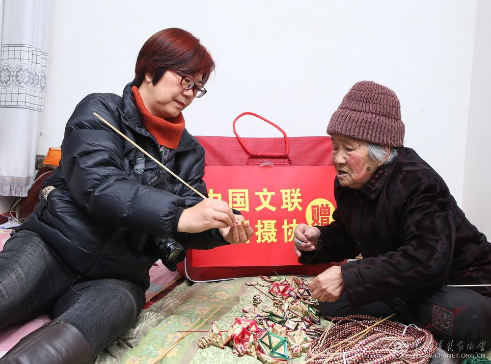 17.高琴（左一）慰问最美非物质文化遗产传承人郭香莲，现场学习草编。陆占林摄.jpg