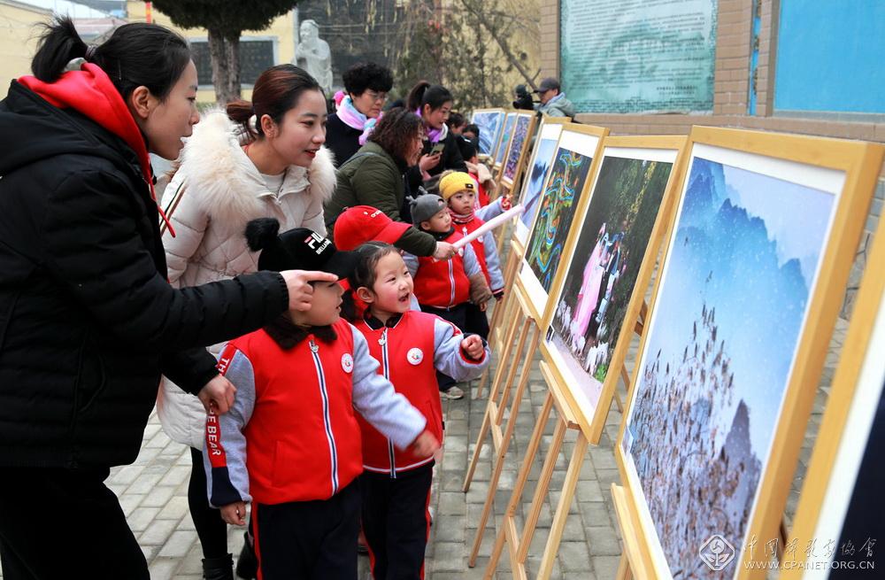 13.胡家大庄的老师和小朋友们一起看展览。乔理摄.jpg