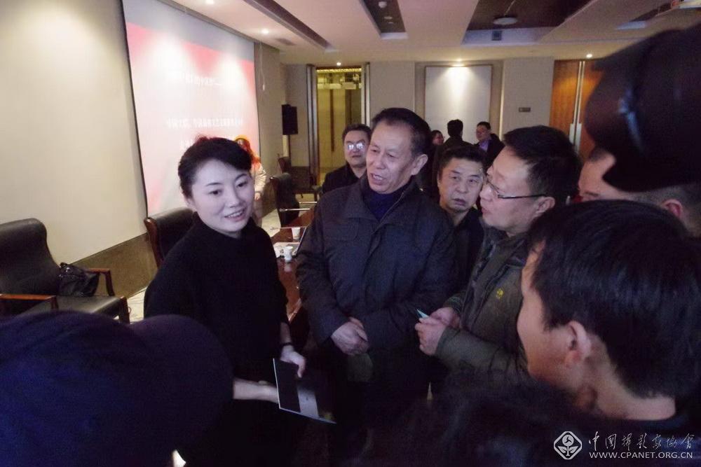 居杨在讲座后与影友交流创作经验.蔡世儿摄.jpg