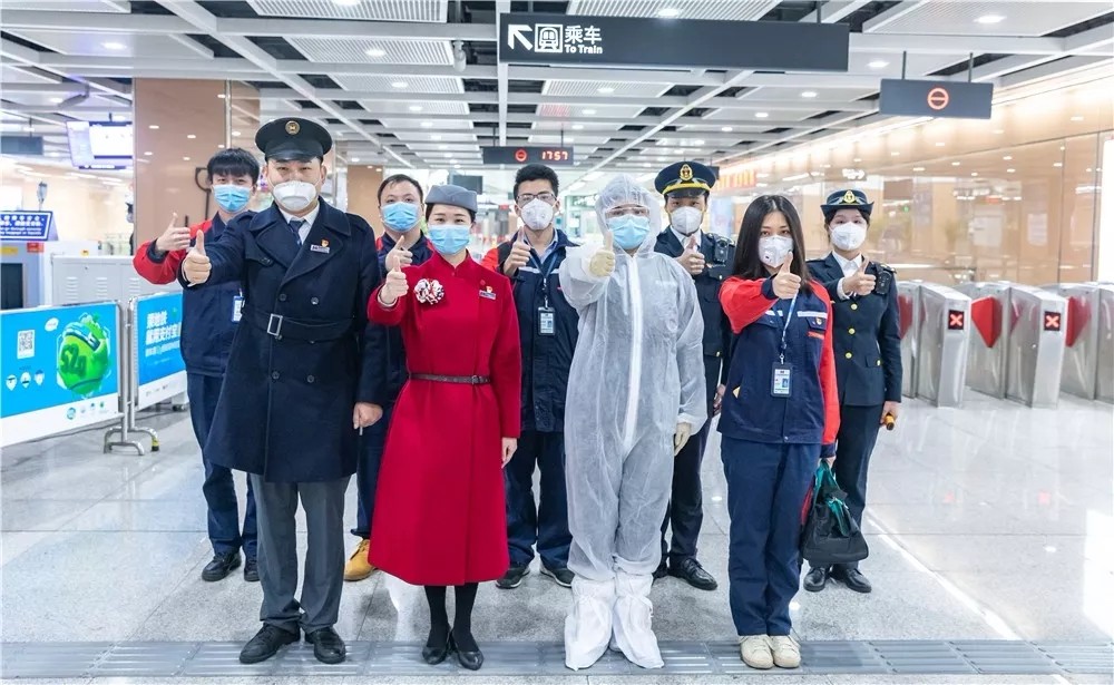 厦门地铁工作人员坚定信心,保障运行  潘介东 摄影厦门地铁工作人员