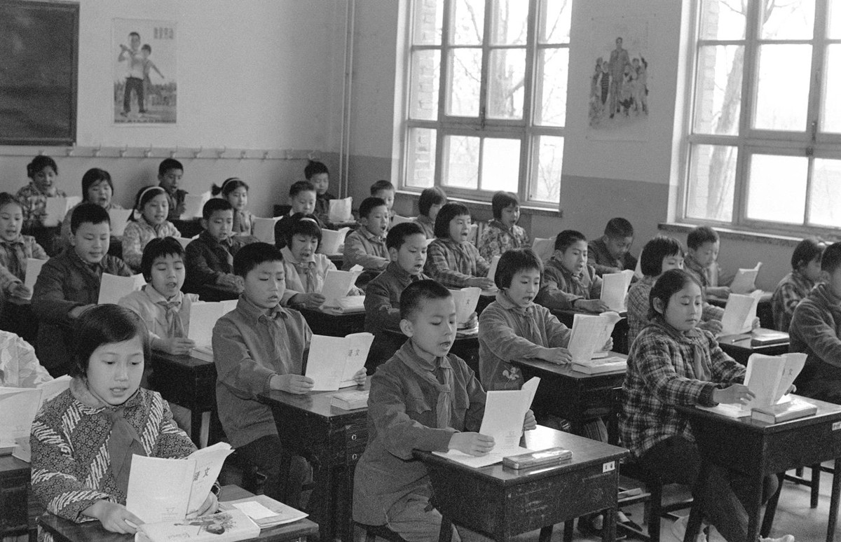 7-3 1979年 顾德华 “我们是共产主义的接班人” 北京景山学校二年级一班的学生在课堂上聚精会神地学习。这个班的学生上课时能专心听讲，课后能按时完成作业，学习成绩优良。.jpg