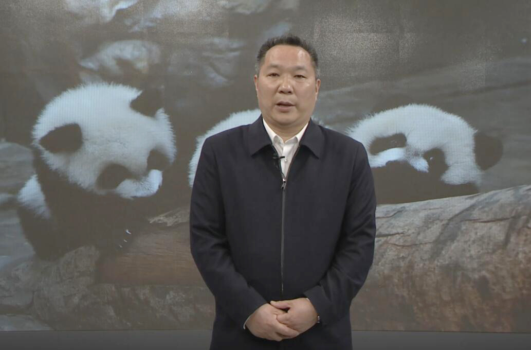 雅安市文化體育和旅游局副局長孟水明通過視頻發(fā)布雅安攝影展征稿啟事、日程安排、榮譽設(shè)置等.jpg