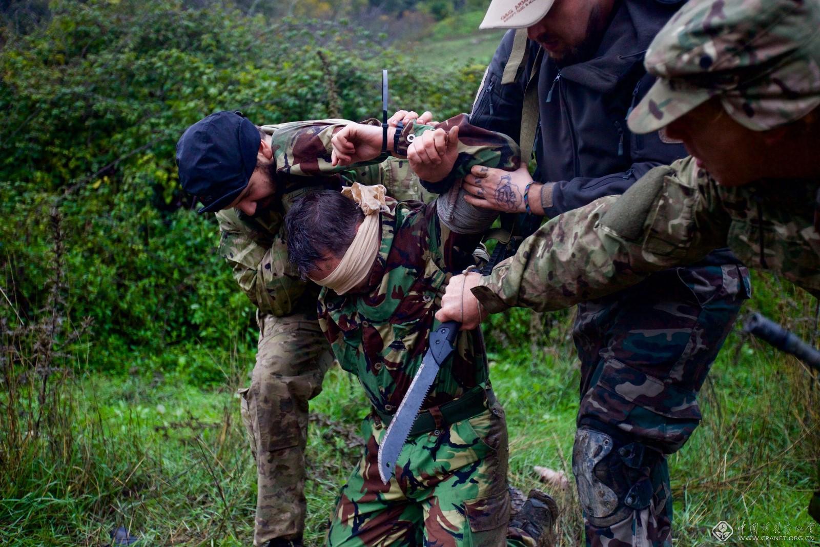 把自己拉到极限——一名中国留学生的战地摄影师训练营纪实