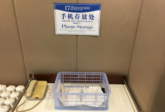 评选过程中,评委手机存放处   摄影:苏月斫