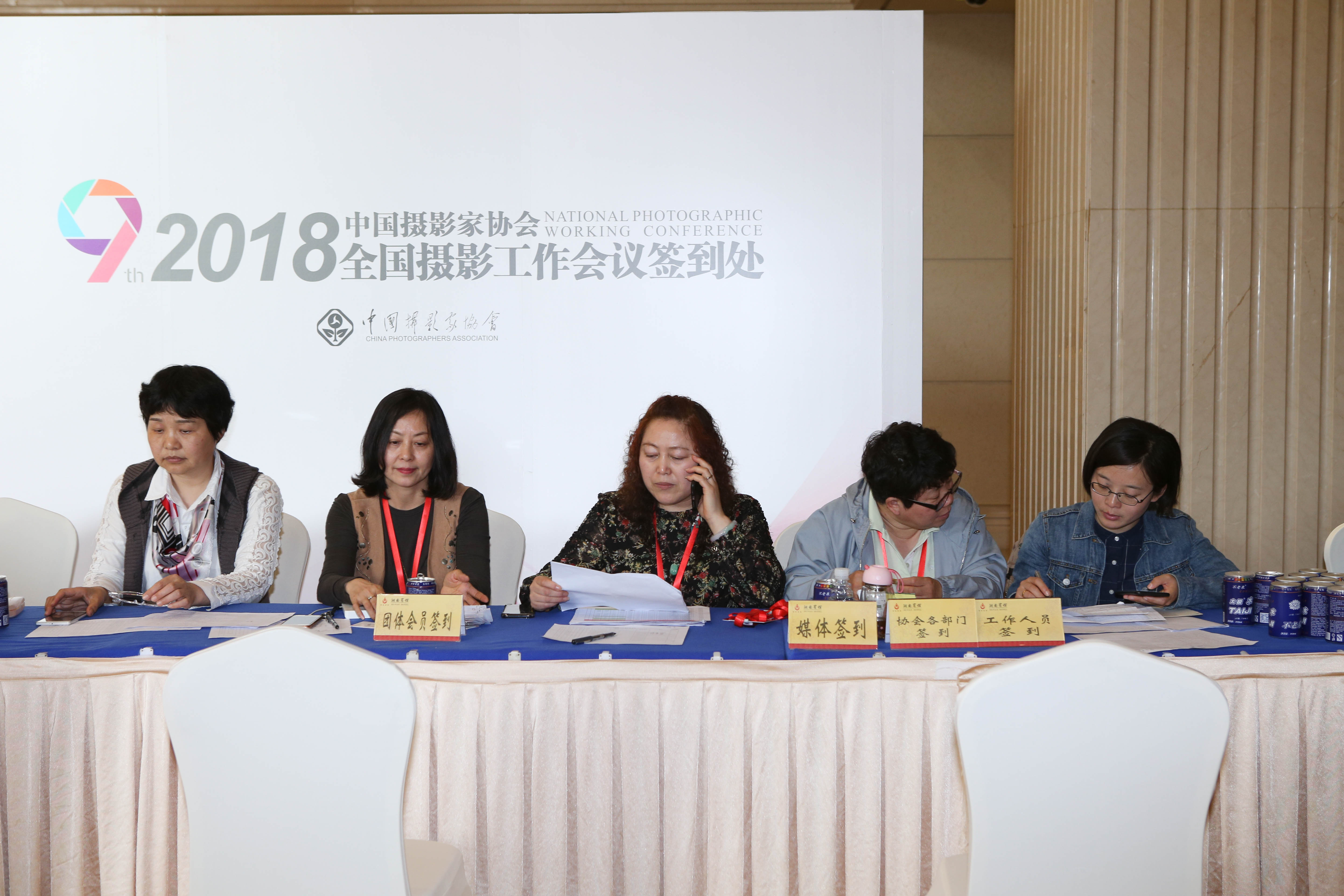 会议签到处等待代表前来报到
