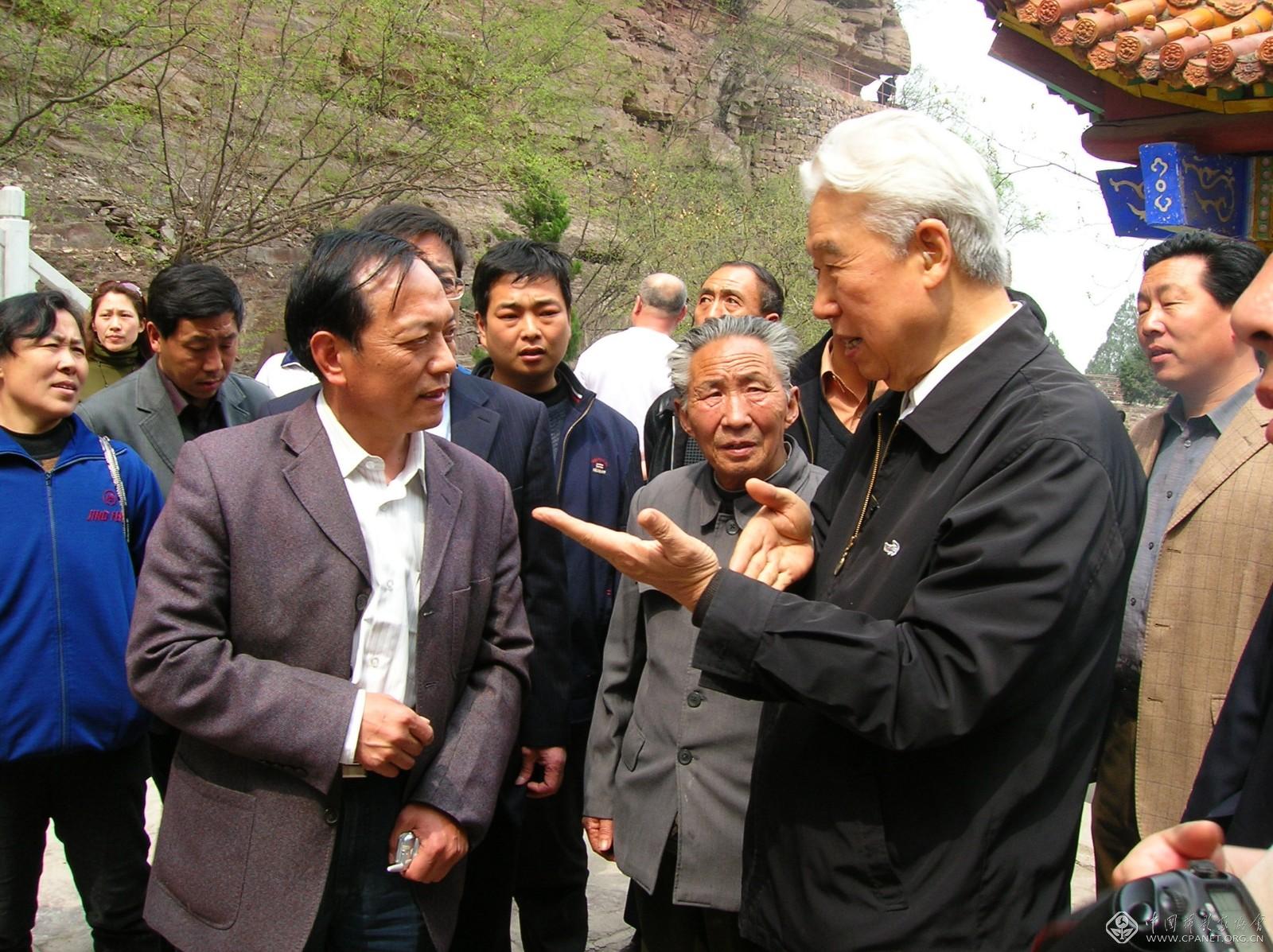 杨贵老书记在林州摄影图片展近日展出