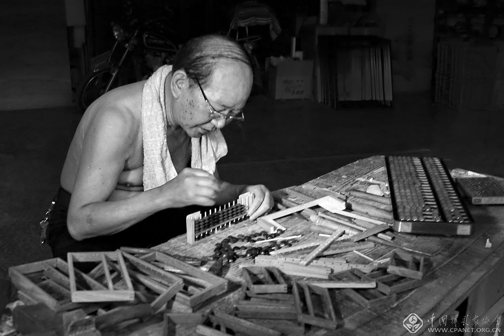 中国第17届国际摄影艺术展览入展作品公布之主题类(组)施美铃《珠算》中国台湾