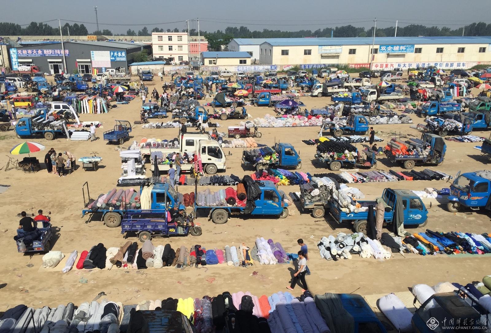 布匹批发市场 梁达明 摄