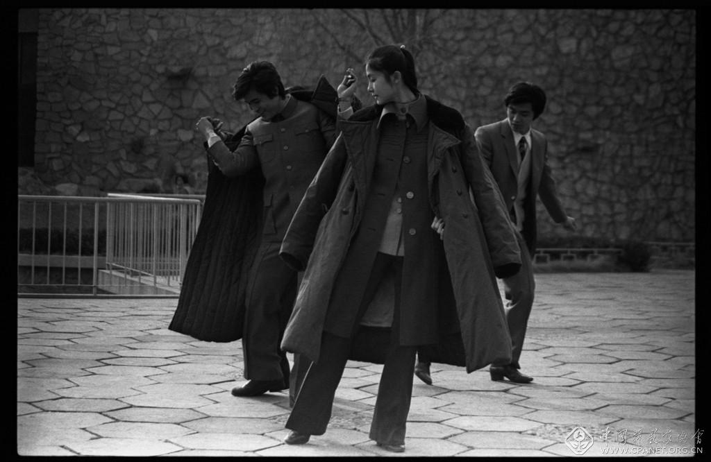 郭建设-1   1986.北京.街头披军大衣跳舞的年青人 (1).jpg
