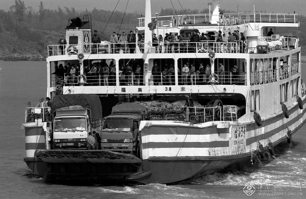 黄一鸣-海南省建省之初，琼洲海峡轮渡是人们进出海南岛的主要通道。1999年  黄一鸣摄影.jpg