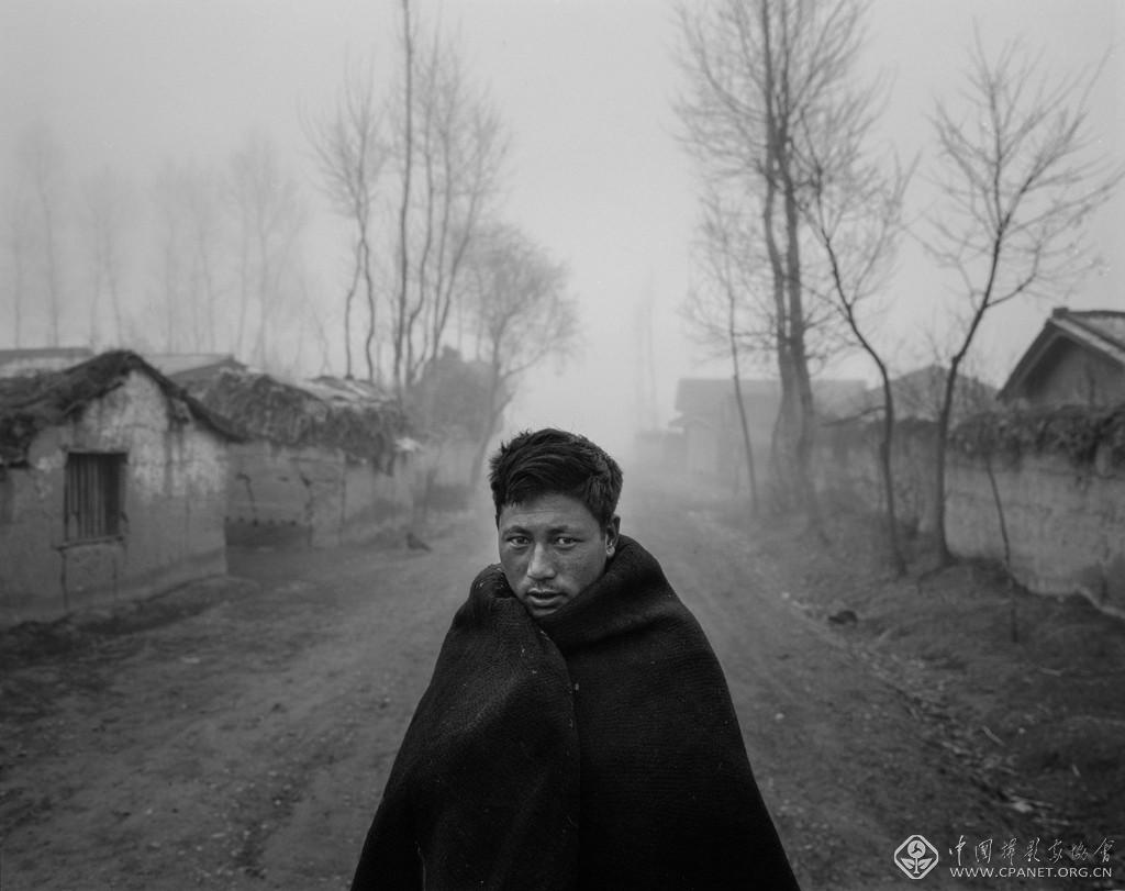 李杰-冬天的早晨一个穿擦尔瓦的彝人(2001,四川凉山布拖县木尔乡).jpg
