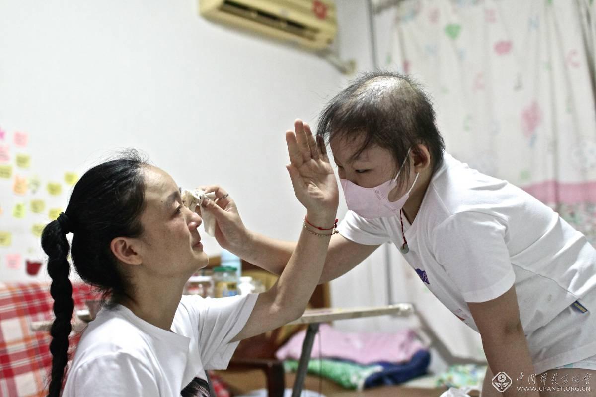 06刘本玉讲起卖房的经历,一下子泪流满面,霏霏拿起纸巾安慰妈妈擦泪yk