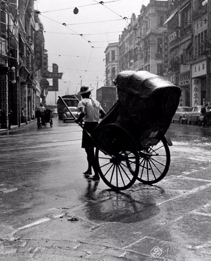 1960年,相关德辅道西,人力车.陈复礼 摄.jpg