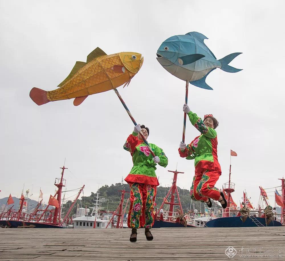 渔节仪式上,手舞鱼灯的表演者.宋明昌 摄