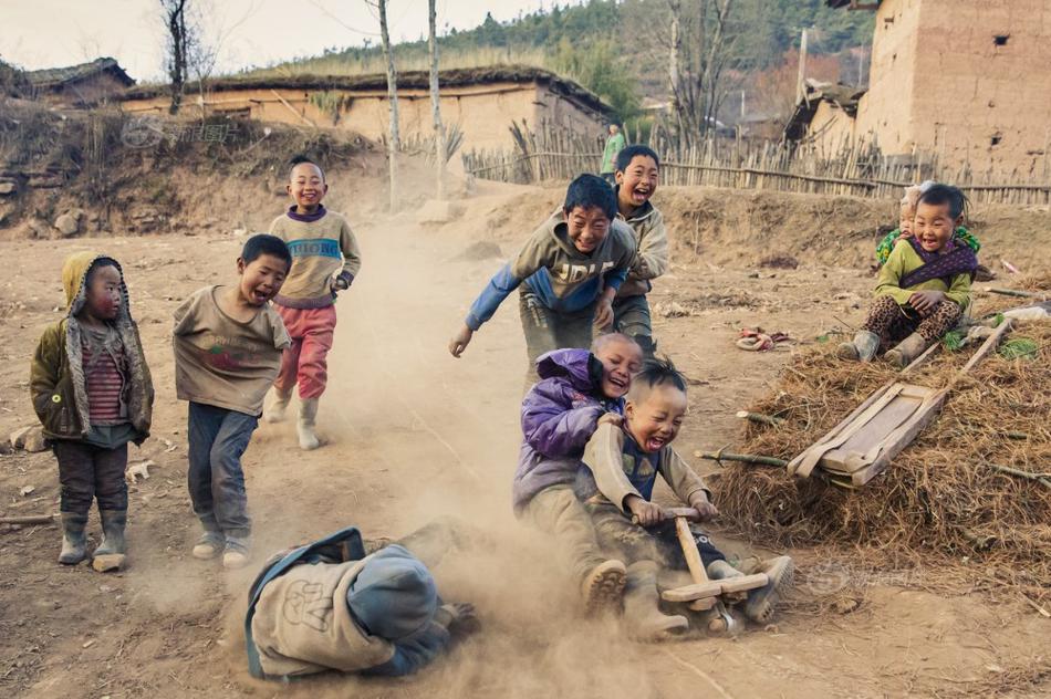 《忘我的童年》摄影:@2865767120 摄于四川大凉山.