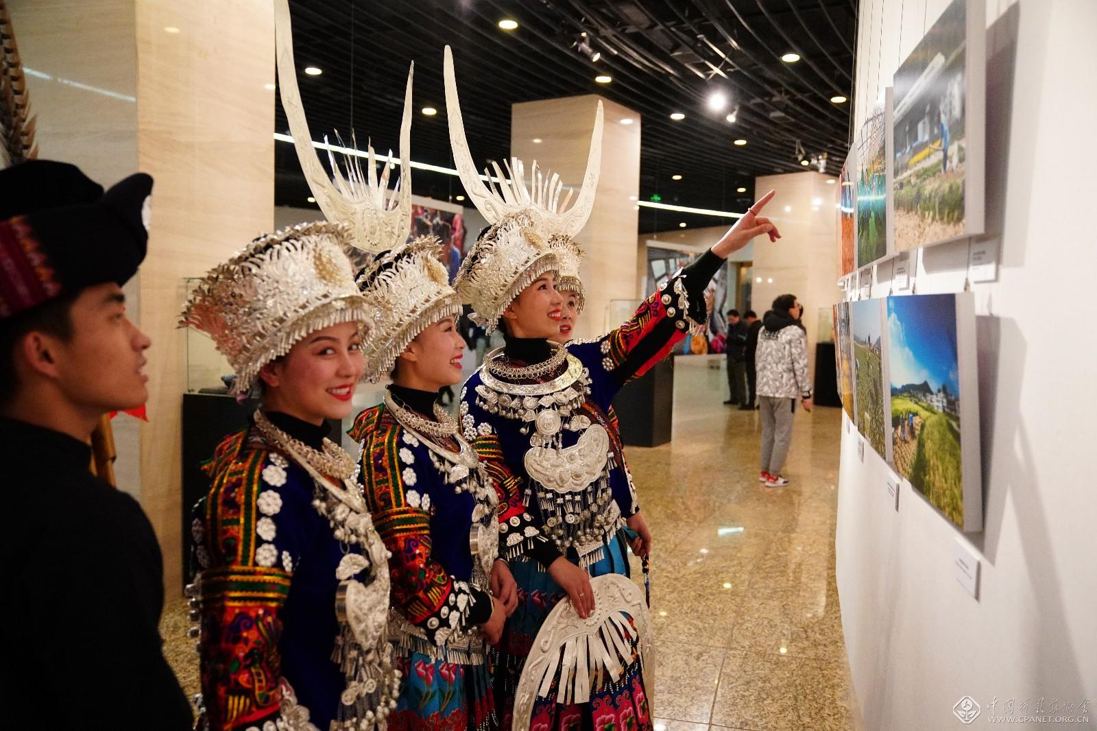 大展组委会还将"中国苗族服饰,刺绣收藏第一人"——曾宪阳的作品进行