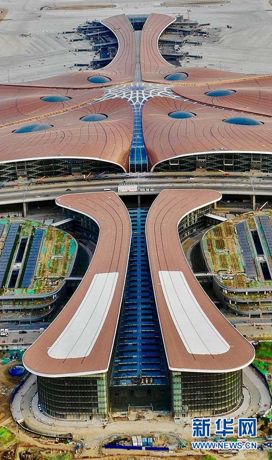 摄影师航拍大兴机场 俯瞰"三纵一横"跑道壮观