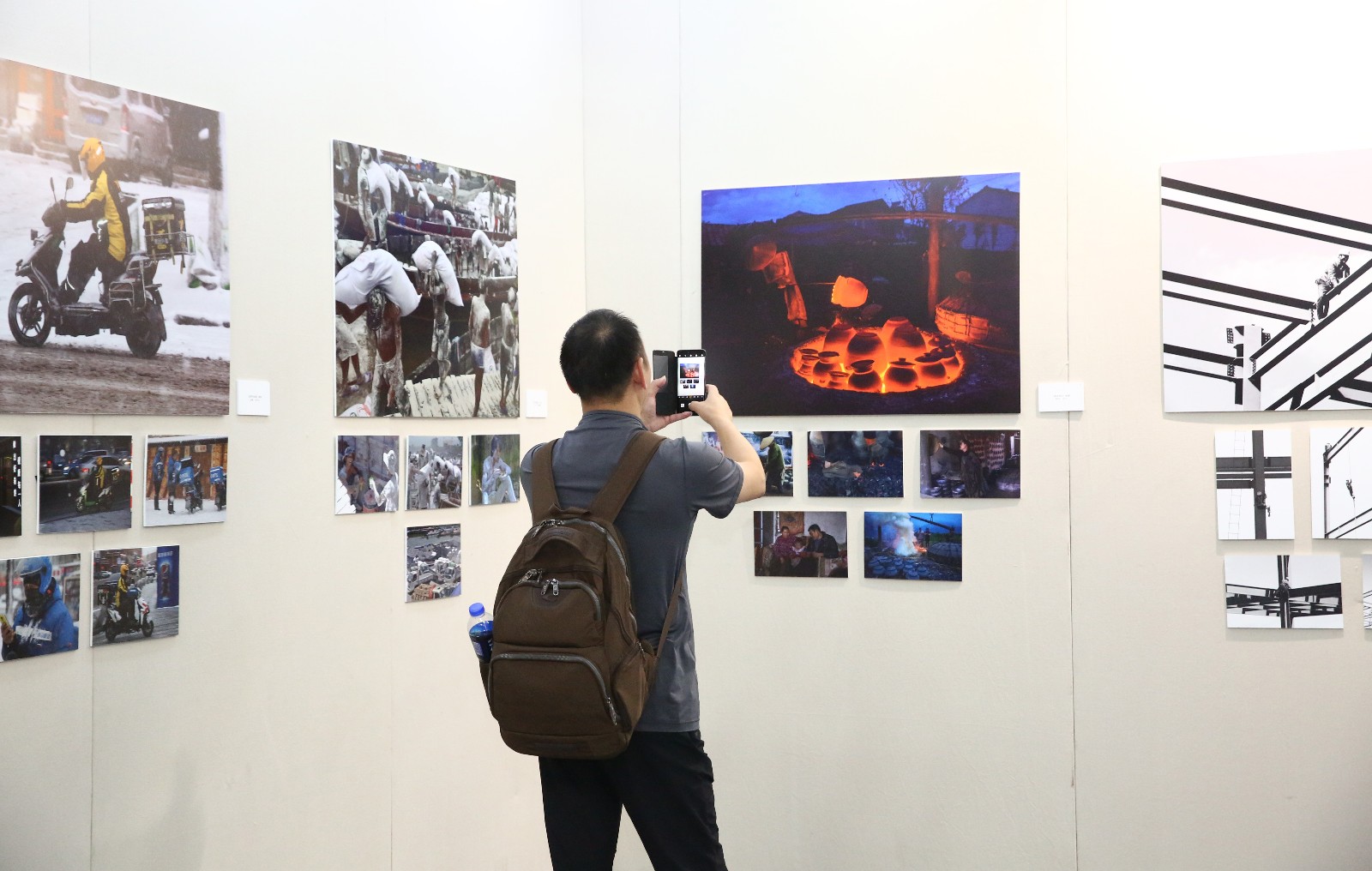 展览现场 张双双 摄携妻同来此次大展现场的湖北摄影师钟国庆,此次的