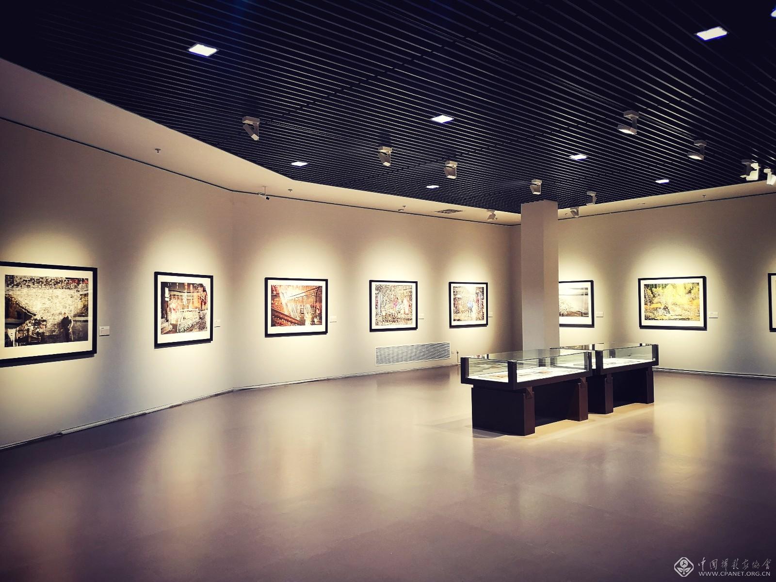 光影岁月|108幅简庆福摄影作品在中华艺术宫长期展出